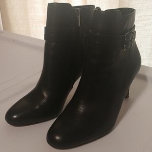 Vince Camuto black leather booties 7.5med